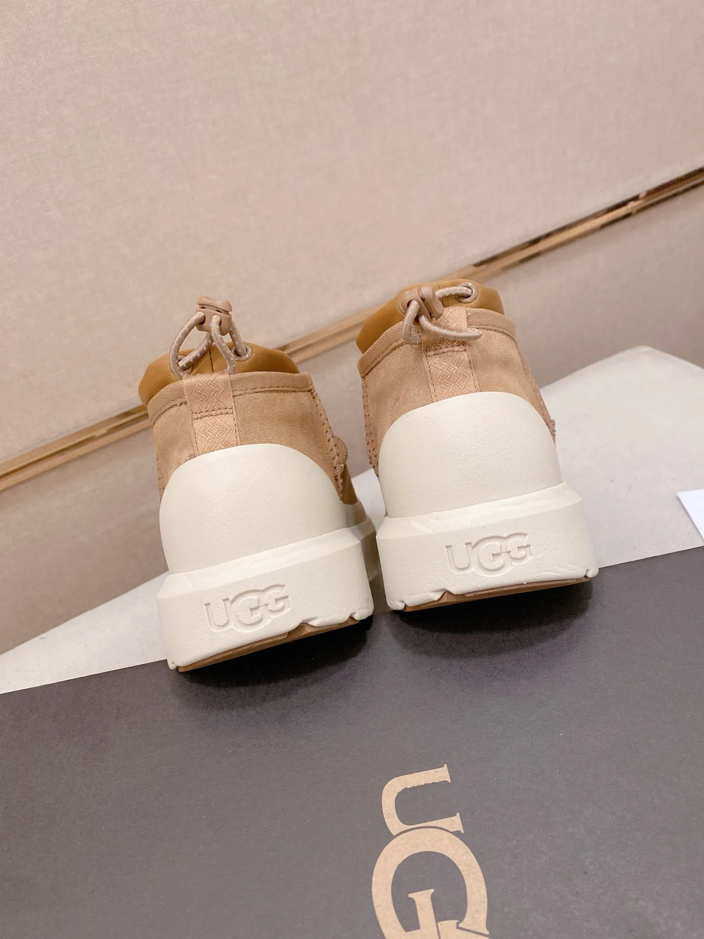 Factory price: 500💰Couple model💏 Same style as Wang Yibo, North American men's shoes Ugg ☃️In the special sale of new high-quality men's shoes snow boots in autumn and winter, the nemesis of extreme cold weather! Made of cowhide leather, merino wool lining, and original outsole, whether driving, outdoor or daily wear, there is always one that suits you! Male and female size: 35-46.